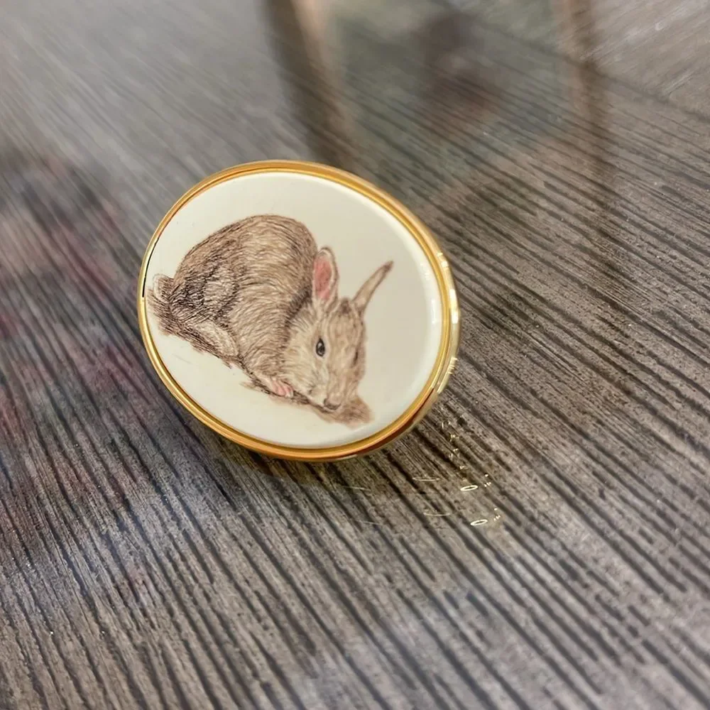 VINTAGE MFA: MUSEUM of FINE ARTS SCRIMSHAW BUNNY RABBIT GOLD-TONE PIN or BROOCH